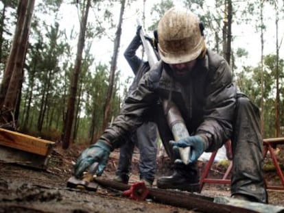 Un operario realiza labores previas en la mina de Corcoesto que pretende explotar una multinacional canadiense.