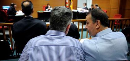 Joan Villadelprat, a la derecha, en la vista oral celebrada este martes en Vitoria.
