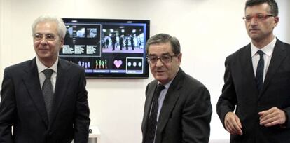 Mario Fernández, entre Carlos Totorika (izquierda) e Julián Isla, con la nueva 'interface' de Kinect al fondo.