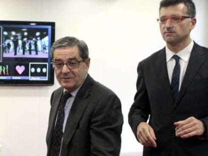 Mario Fernández, entre Carlos Totorika (izquierda) e Julián Isla, con la nueva 'interface' de Kinect al fondo.