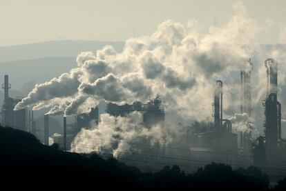 Chimeneas a pleno rendimiento en las industrias de la bahía de Algeciras (Cádiz).