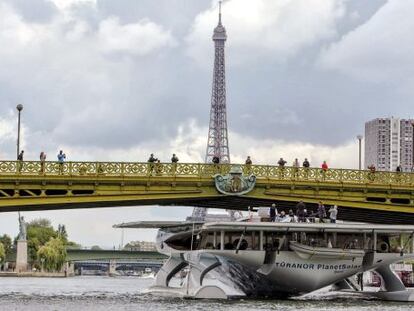 El 'Planetsolar' llega a París como colofón de su segunda misión.
