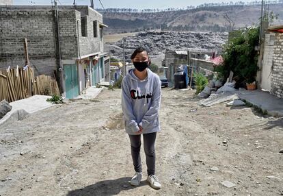 Michell Nemesio, de 12 años, posa para un retrato después de su clase de Informática en el barrio Escalerillas en Chimalhuacán.