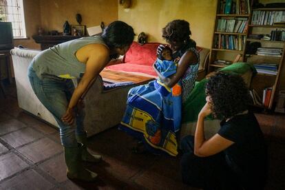 Lina Nturubika, la veterinaria del CRPL, revisa el estado de salud un chimpancé recién llegado al centro. Es una hembra muy joven. Tiene de dos a tres años. El equipo decidirá bautizarla como Aïcha.