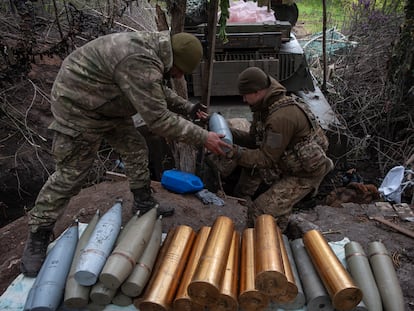 Soldados ucranianos preparando explosivos.