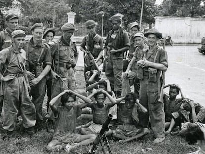 Soldados holandeses apuntando a combatientes indonesios, del libro &#039;Koloniale Oorlog&#039; 