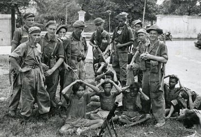 Soldados holandeses apuntando a combatientes indonesios, del libro 'Koloniale Oorlog'