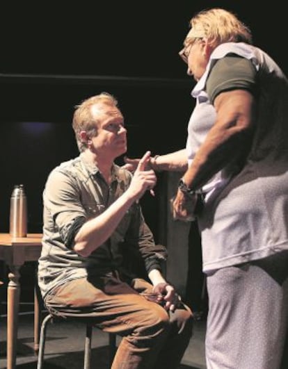Tristán Ulloa, director de Adentro, con la actriz Araceli Dvoskin.