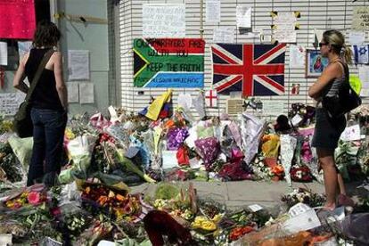 Dos mujeres visitan la estación de King&#39;s Cross de Londres, convertida en un homenaje floral a las víctimas de los atentados.
