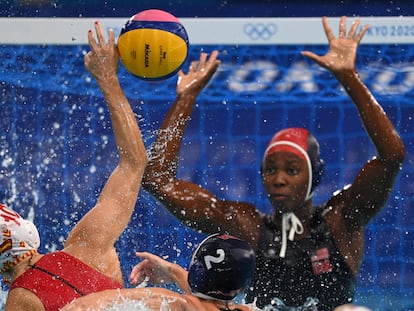 Roser Tarragó intenta marcar frente a Ashleigh Johnson.