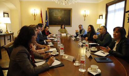 Reunión de la vicepresidenta Carmen Calvo (en el centro), con representantes de la patronal y los sindicatos.