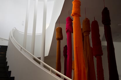 'Quipu menstrual (la sangre de los glaciares)', 2006/2021. Cecilia Vicuña.