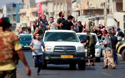 Rebeldes celebran su victoria en el distrito de Qarqarsh, en Trípoli