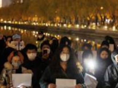 Protesta en Pekín por la muerte de varias personas en el incendio de su edificio, del que no pudieron salir por las restricciones por el Covid, el domingo 27.