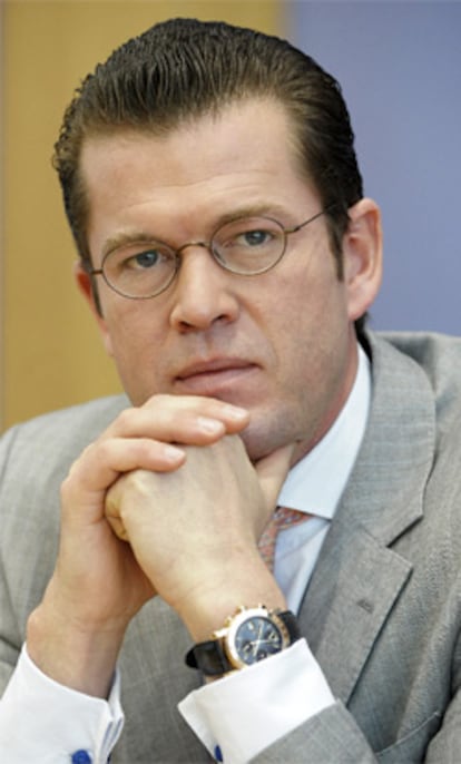 El secretario general de la Unión Socialcristiana (CSU) de Baviera, Theodor zu Guttenberg, es el nuevo ministro alemán de Economía.