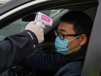 China busca a quienes salieron antes de la cuarentena del epicentro del virus, mientras Hong Kong y Macao les limitan la entrada en su territorio