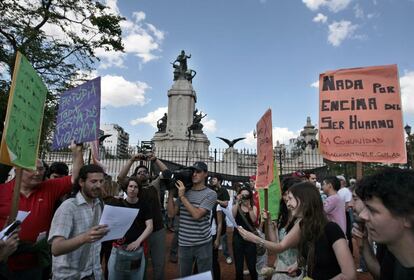 Los indignados argentinos se han reunido en la Plaza de los Congresos, de Buenos Aires, tras una marcha en la que varios centenares de personas, de diferentes nacionalidades, han participado de forma pac&iacute;fica por la ciudad.