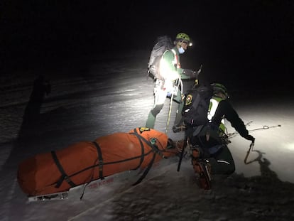 Una imagen del rescate por la Guardia Civil de la mujer herida en un barranco de Sierra Nevada.