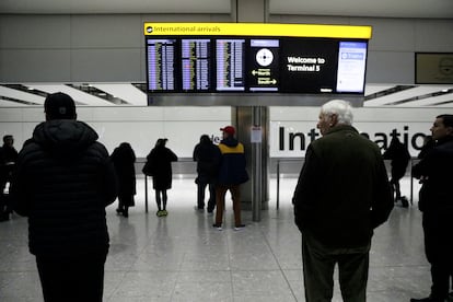 Pasajeros esperan en la Terminal % del aeropuerto de Heathrow.