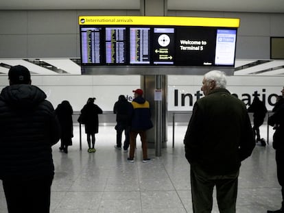 Pasajeros esperan en la Terminal % del aeropuerto de Heathrow.