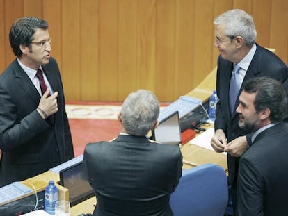 Feijóo (a la izquierda) saludó a Touriño y Quintana ayer poco antes de la constitución del Parlamento. De espaldas, Méndez Romeu.