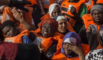 Inmigrantes a bordo de un bote de goma frente a la costa libia