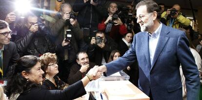 El presidente del Gobierno, Mariano Rajoy, votando en las elecciones generales de 2011.