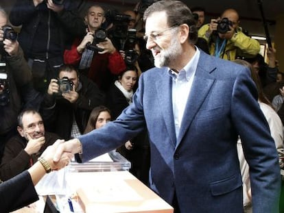 El presidente del Gobierno, Mariano Rajoy, votando en las elecciones generales de 2011.