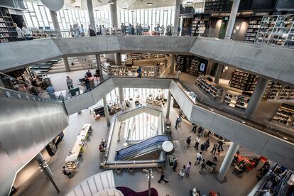 Interior de la biblioteca Deichman Bjørvika de Olso.