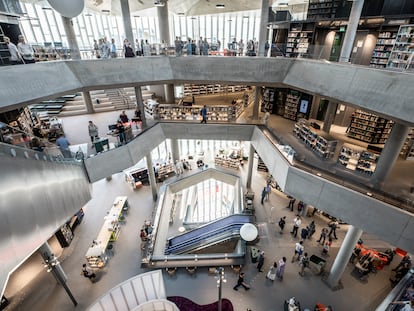 Interior de la biblioteca Deichman Bjørvika de Olso.