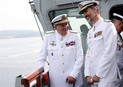 Felipe VI junto a su padre, el rey em&eacute;rito Juan Carlos I, en Pontevedra a principios de este mes.