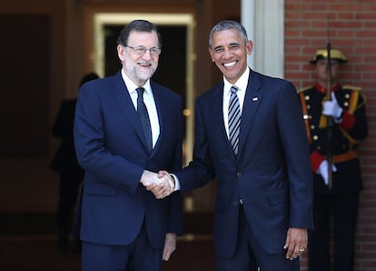 Spanish acting prime minister Mariano Rajoy and US President Barack Obama shake hands outside La Moncloa.