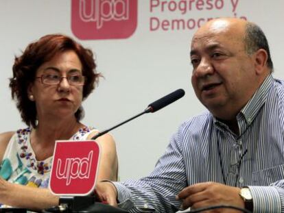 Los concejales de UPyD Isabel Cotrina y Fernando Castellano, tras presentar la denuncia. 
