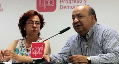 Los concejales de UPyD Isabel Cotrina y Fernando Castellano, tras presentar la denuncia. 