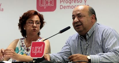 Los concejales de UPyD Isabel Cotrina y Fernando Castellano, tras presentar la denuncia. 