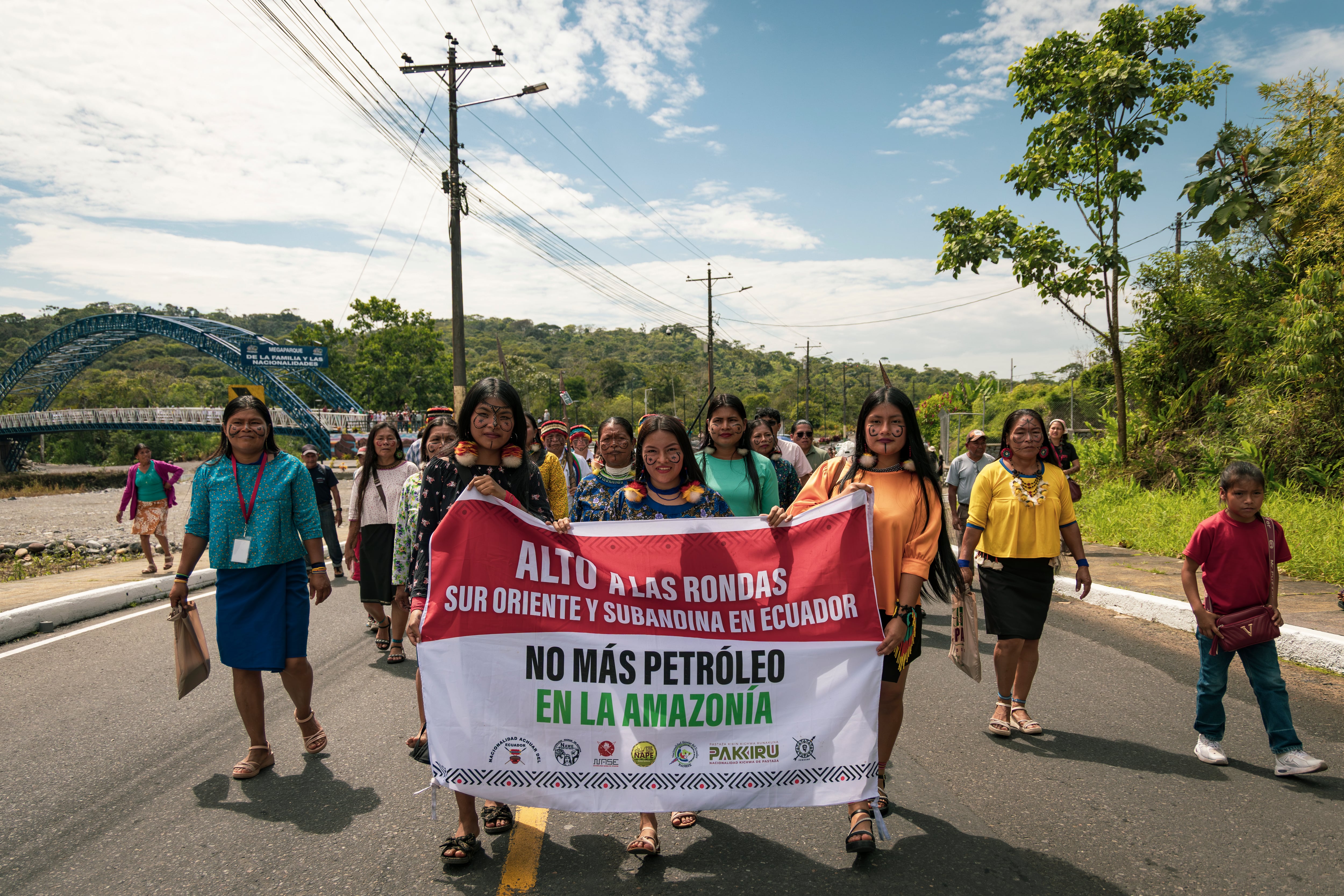 Mujeres de la nacionalidad Achuar del Ecuador marchan en el cierre del foro, este viernes.