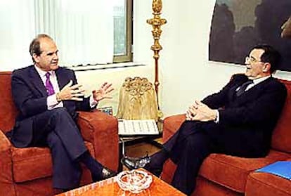 Manuel Chaves y Romano Prodi, durante la entrevista que mantuvieron ayer en Bruselas.
