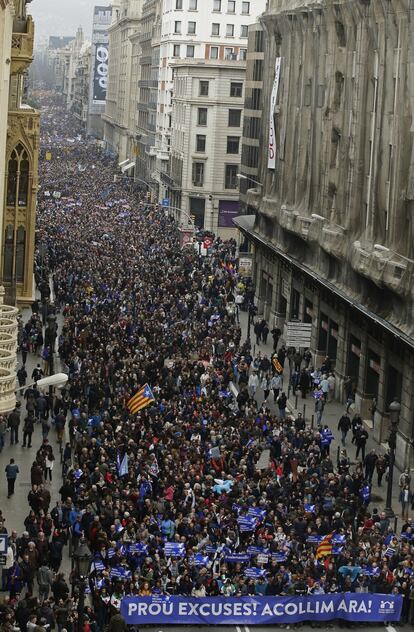 Una de les pancartes de cap?alera de la manifestaci, seguida de milers de persones.