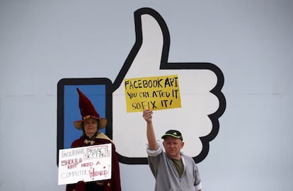 Manifestantes a favor de la privacidad 'online' frente a la sede de Facebook en Menlo Park, California, el 5 de abril de 2018.