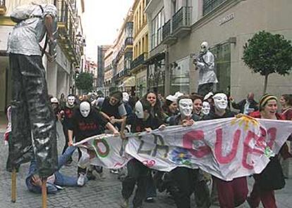 Un grupo de actores representó ayer en el centro de Sevilla la escena de un supuesto bombardeo.