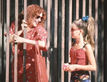 Manuela Velasco y Carmen Maura, hija y madre en 'La ley del deseo'.