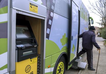 El bibliocajero nace de la necesidad de miles de personas de acceder a su dinero. Un estudio del Banco de España ha afirmado que la escasez de sucursales lleva a 1,3 millones de españoles a tener que desplazarse para disfrutar de este servicio tan sencillo en las ciudades. Castilla y León es la comunidad más perjudicada.