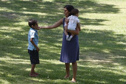 Soledad Puertas con su dos hijos, su caso ha sido el nico de curacin tras seleccin gentica que ha tenido xito en Espa?a.