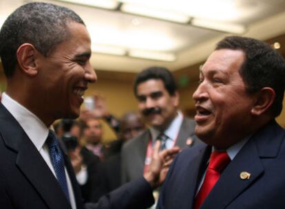 Barack Obama saluda a Hugo Chávez en Trinidad. "Quiero ser tu amigo", le dijo el presidente venezolano.
