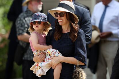 Jacinda Ardern junto a su hija Neve en un evento en Nueva Zelanda.