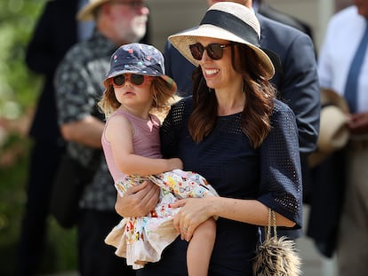 Jacinda Ardern junto a su hija Neve en un evento en Nueva Zelanda.