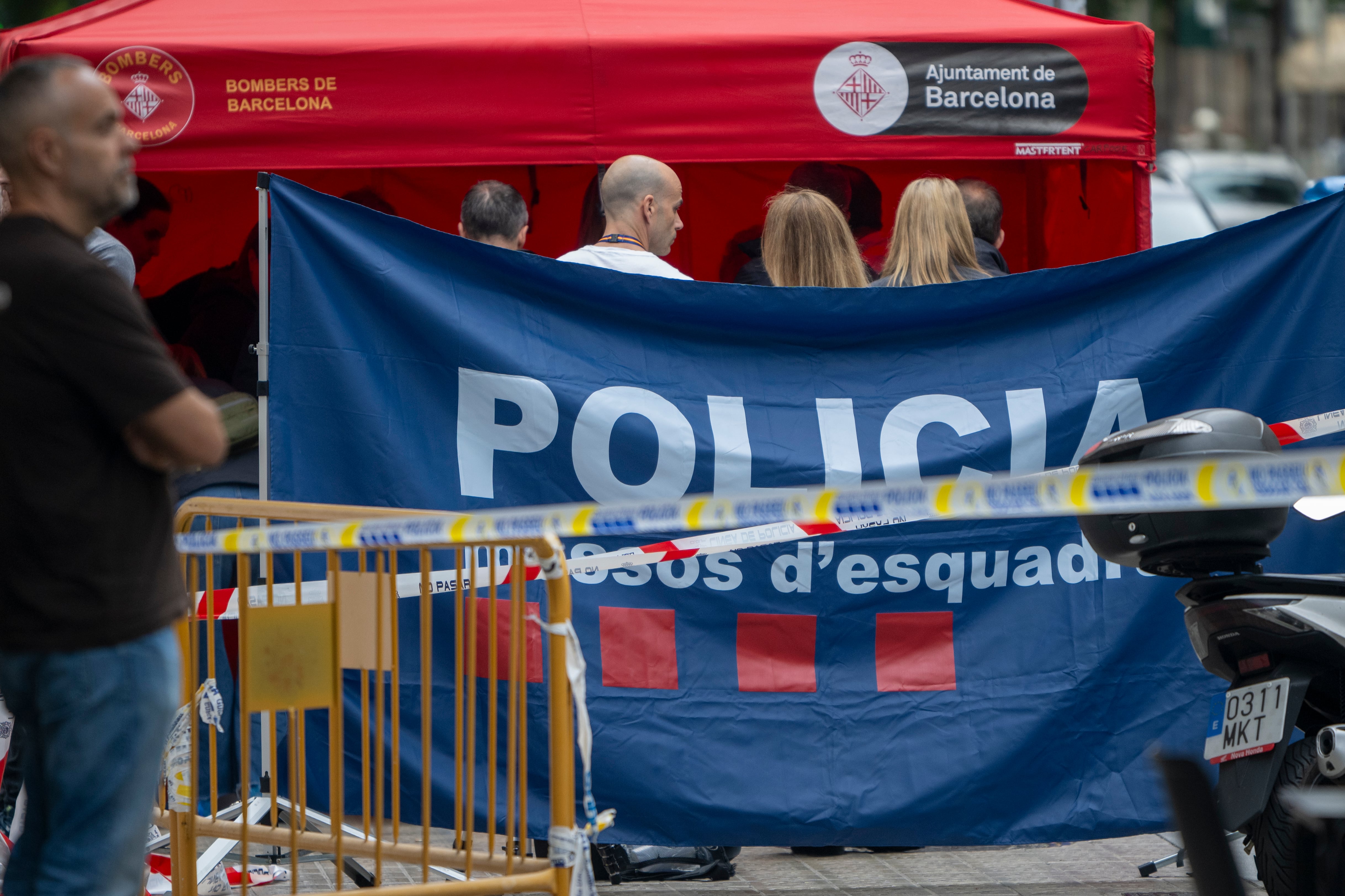 Zona acordonada por los Mossos d'Esquadra dónde ha tenido lugar el suceso, a 10 de junio de 2026, en Barcelona, Catalunya (España)