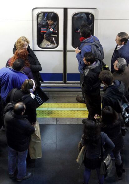 Usuarios en la estación de metro de Príncipe Pío durante la primera jornada de paros del mes de diciembre. Metro de Madrid ha cifrado el seguimiento de la primera jornada de los paros parciales, que se ha desarrollado de 5.50 a 8.50 horas, en un 44 por ciento; mientras que los sindicatos en el suburbano madrileño lo han situado en un 98 por ciento
