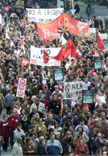 La manifestación convocada por la Plataforma Ciudadana de Huelva contra la guerra en Irak reunió entre 15.000 personas, según la Delegación del Gobierno en Andalucía, y más de 20.000, según los datos aportados por la organización.