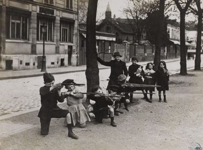 Fotografía facilitada por la Biblioteca Histórica de la Villa de París (BHVP) bajo el título "Edgar Quinet Boulevard. Los niños sólo saben de juegos de guerra. Son futuros soldados esperando al enemigo" tomada en el mes de abril de 1915 por el fotógrafo francés Charles Lansiaux (1855-1939) en París (Francia) durante la Primera Guerra Mundial.